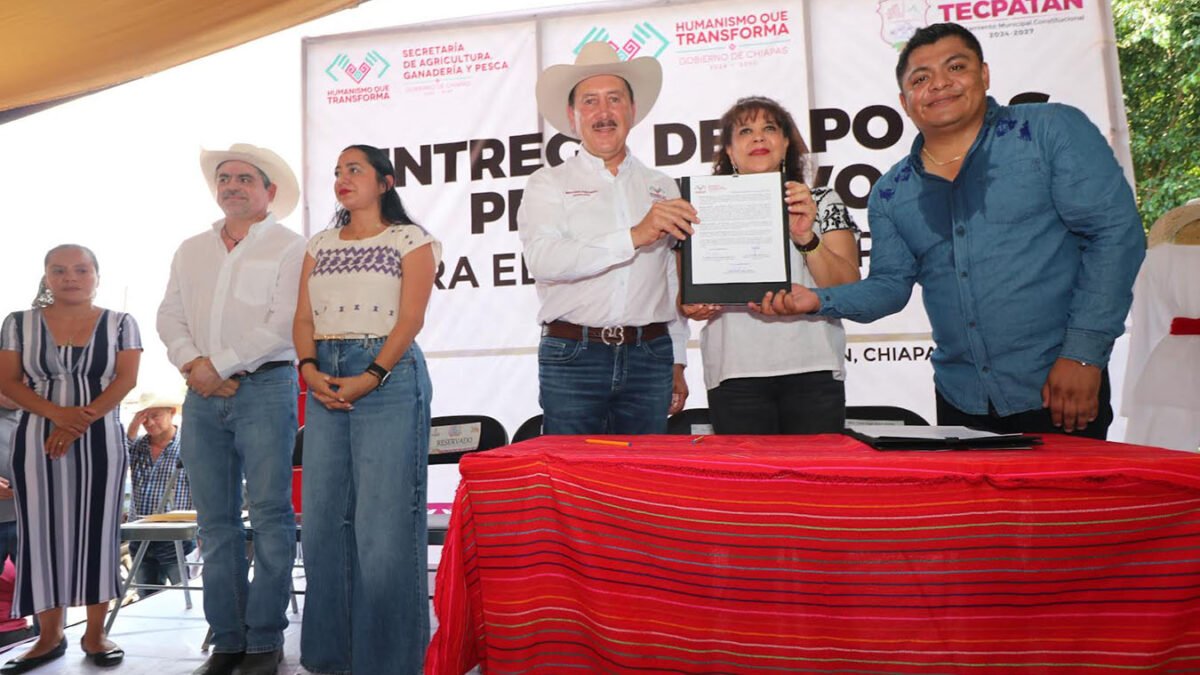 SAGyP impulsa el campo de Tecpatán con entrega de maquinaria e insumos