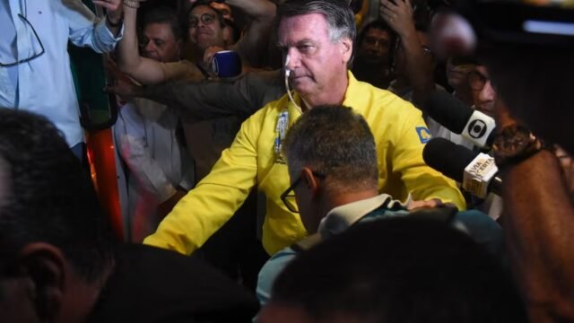 Salud de Bolsonaro se complica tras cirugía; enfrenta proceso judicial