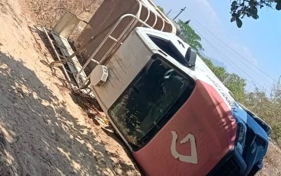 Camión de gas vuelca en la carretera Cintalapa-Arriaga; dos heridos
