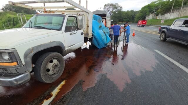 Derrame de melaza tras accidente en el tramo Tapachula – Tuxtla Chico