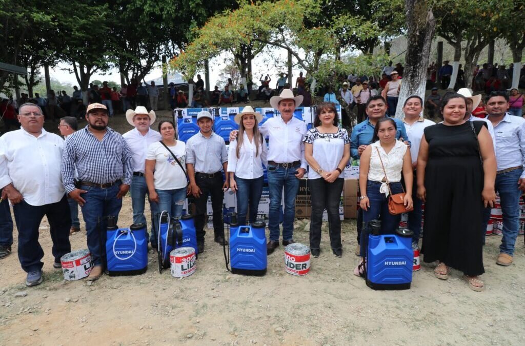 SAGyP impulsa el campo de Tecpatán con entrega de maquinaria e insumos