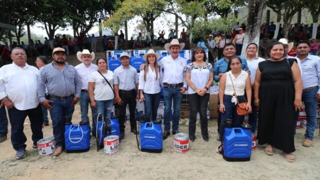 SAGyP impulsa el campo de Tecpatán con entrega de maquinaria e insumos
