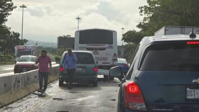 Accidente entre transporte público y tráiler provoca tráfico pesado en La Pochota