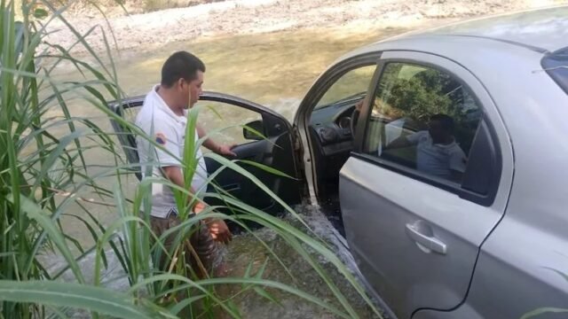 Adulto mayor queda varado al intentar cruzar el río Chacamax en Palenque