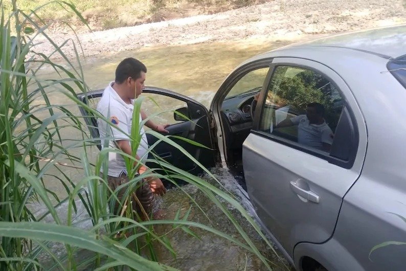 Adulto mayor queda varado al intentar cruzar el río Chacamax en Palenque