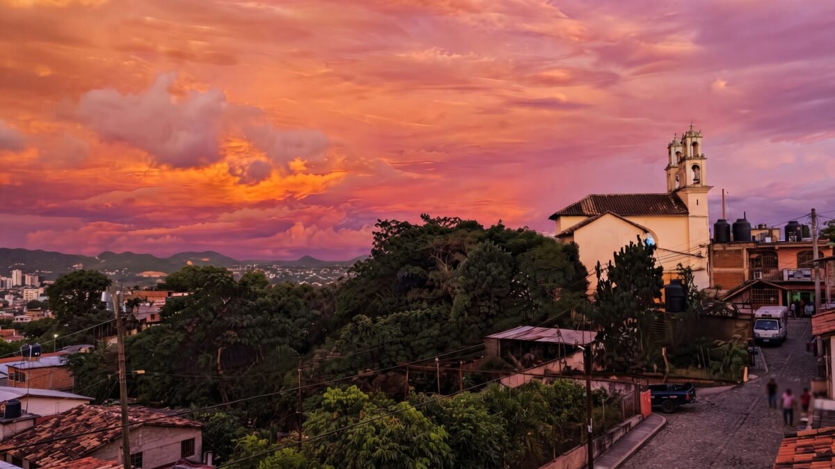 Atardecer con nubes doradas y rojizas se observa en Comitán y municipios cercanos