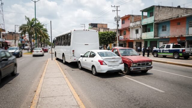 Carambola de cuatro vehículos deja dos lesionados en bulevar de Comitán