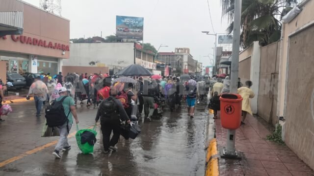 Caravana de unos 350 migrantes sale de Tapachula bajo la lluvia rumbo al norte