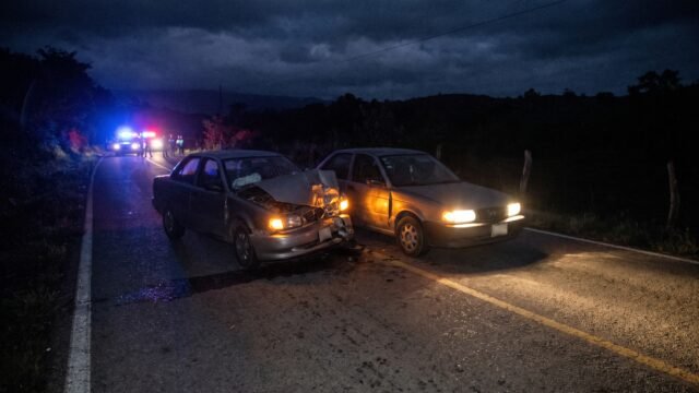 Chocan dos autos de frente en carretera de Villacorzo y dejan daños materiales