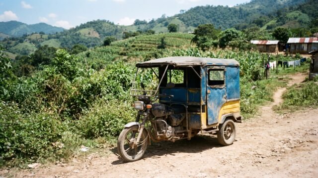 Chocan mototaxi y motocicleta en Chenalhó y dejan dos conductores heridos