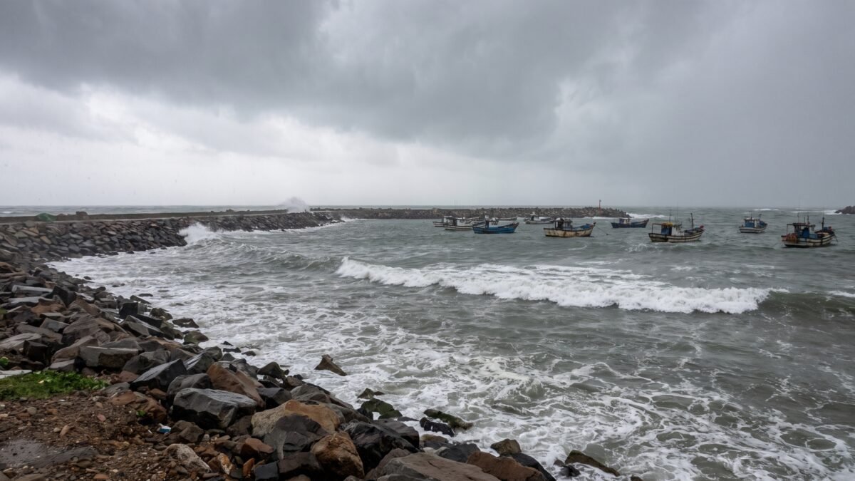 Cierran puertos en Guerrero y Oaxaca para embarcaciones menores por tormenta Rachel