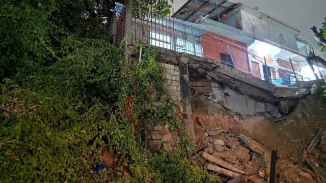 Colapsa muro de contención y evacúan vivienda en el barrio San Roque en Tuxtla