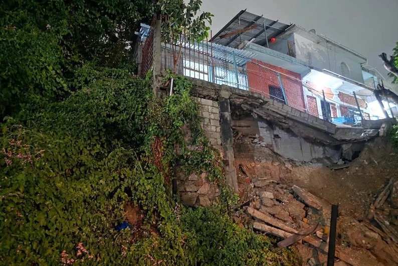 Colapsa muro de contención y evacúan vivienda en el barrio San Roque en Tuxtla