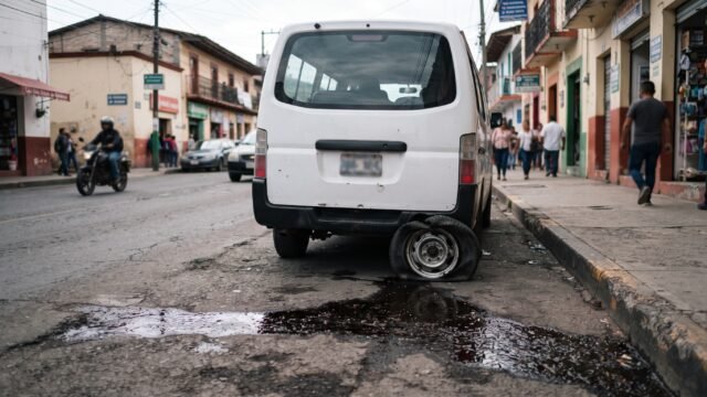 Colectivo sufre falla al caer a bache y deja ocho lesionados en Tapachula