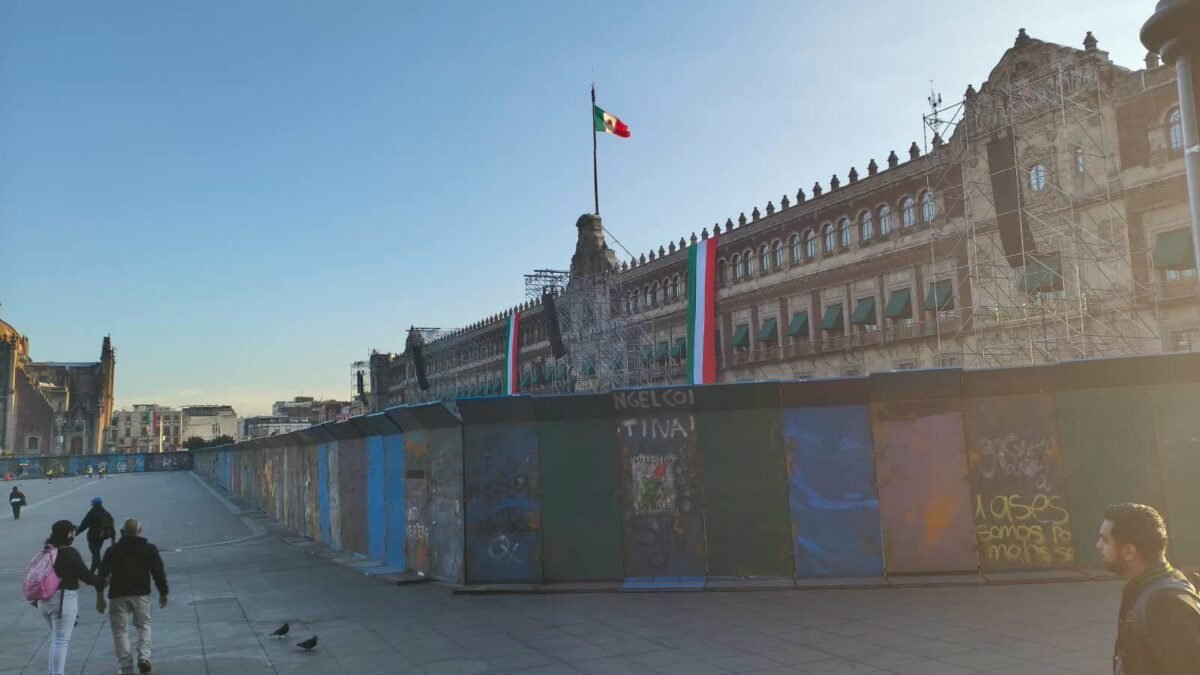 Colocan vallas en Palacio Nacional previo a marcha por los 43 de Ayotzinapa