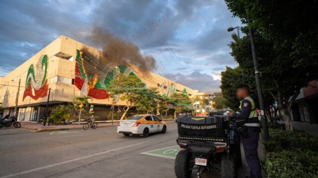 Cortocircuito en adornos patrios provoca incendio en Palacio de Gobierno en Tuxtla