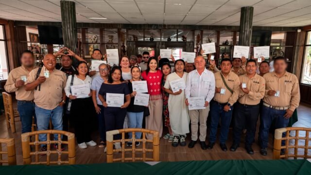 Entregan acreditaciones turísticas a prestadores de Palenque y Ocosingo