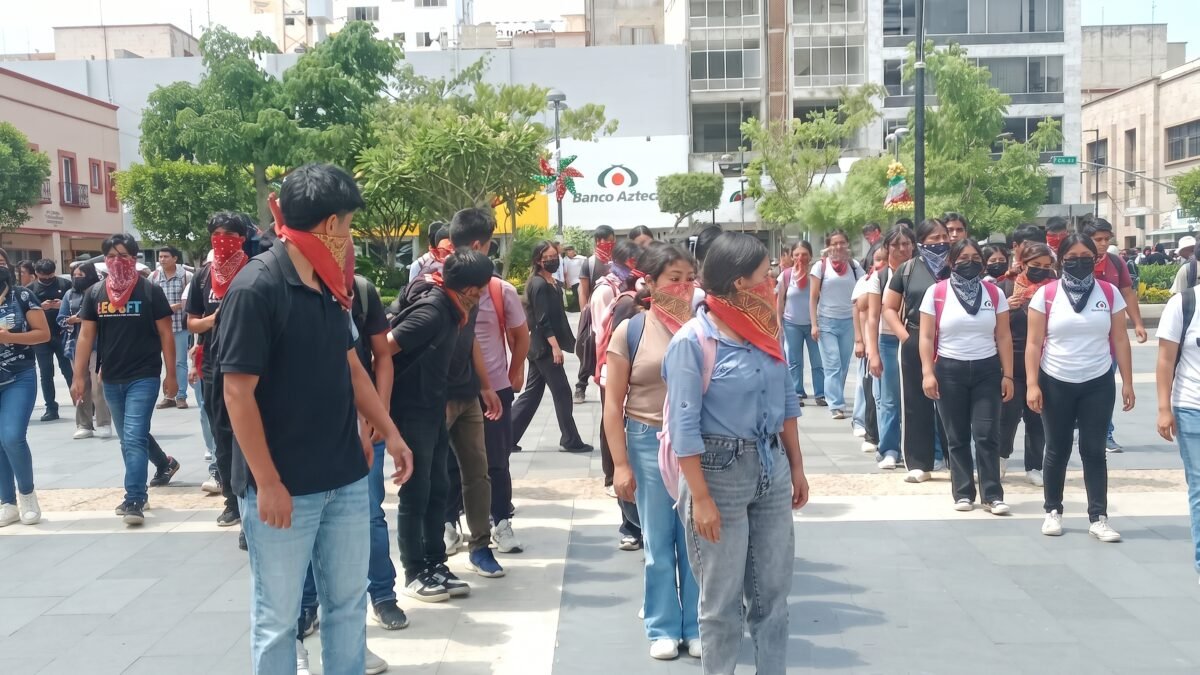 Estudiantes de la Normal Indígena Jacinto Canek exigen regularización en Tuxtla