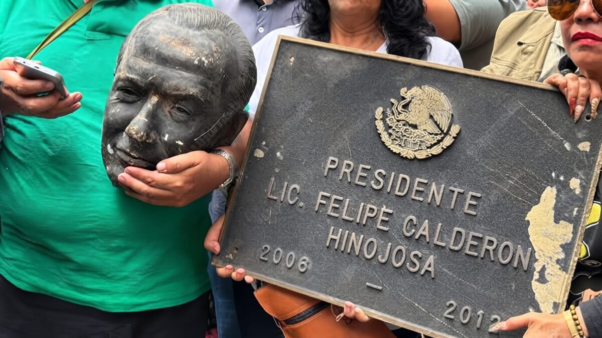 Ex electricistas decapitan estatua de Felipe Calderón en Los Pinos tras protestar en Reforma