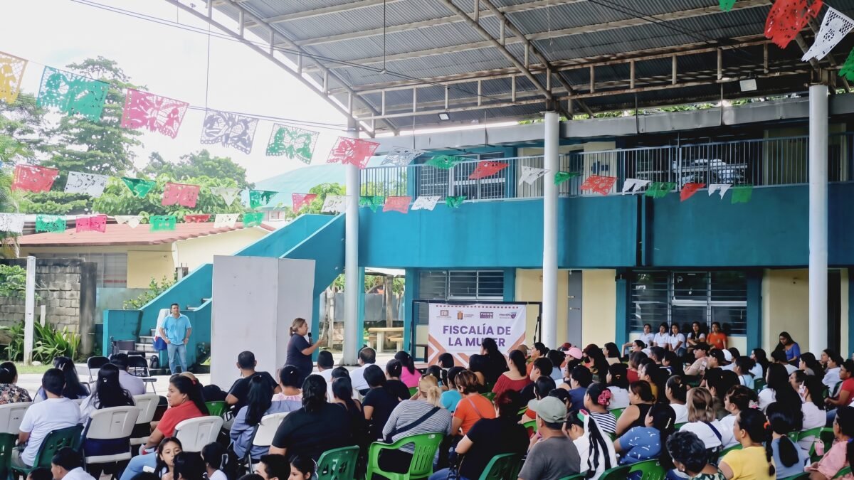 Fiscalía de la Mujer lleva pláticas contra la violencia a secundaria en Huixtla