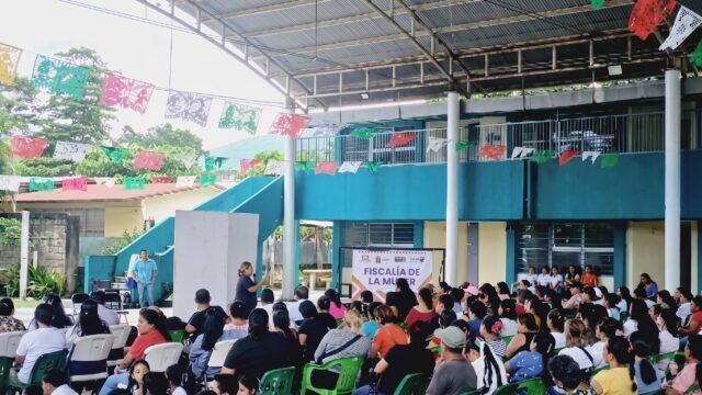 Fiscalía de la Mujer lleva pláticas contra la violencia a secundaria en Huixtla