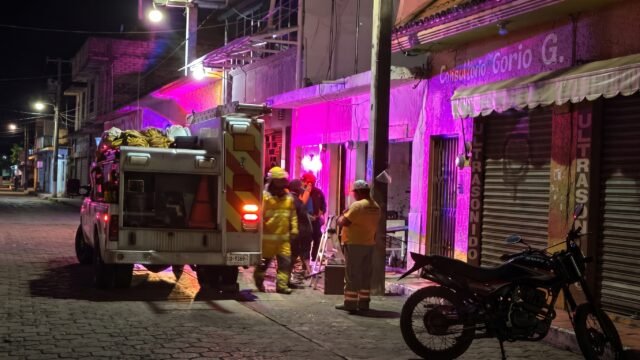 Incendio en cocina de restaurante moviliza a bomberos en el centro de Ocosingo