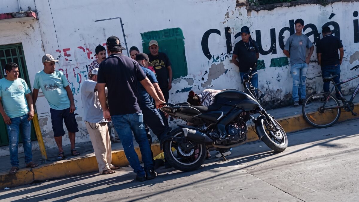Mujer cae de motocicleta tras enredarse con cables en Tonalá