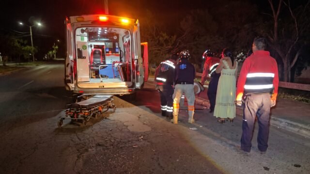 Mujer cae de su motocicleta por un bache y es hospitalizada en Cintalapa