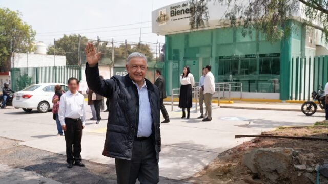 Reaparece López Obrador en Palenque al salir de una sucursal del Banco del Bienestar