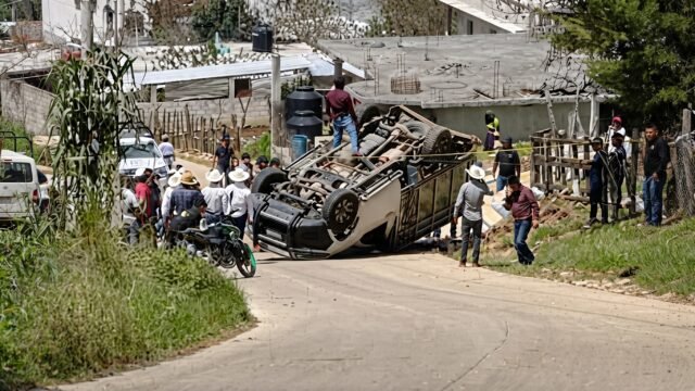Reportan volcadura de camioneta en camino al panteón de San Juan Chamula