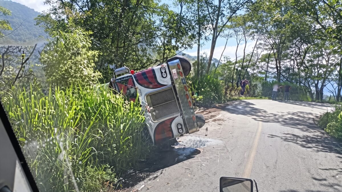 Reportan volcadura de tráiler en la carretera Ocosingo-Palenque