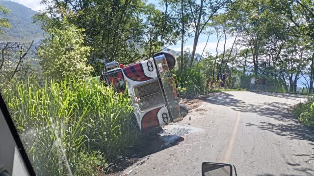 Reportan volcadura de tráiler en la carretera Ocosingo-Palenque