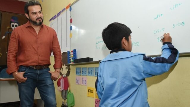 Roger Mandujano respalda regulación de celulares en escuelas de Chiapas