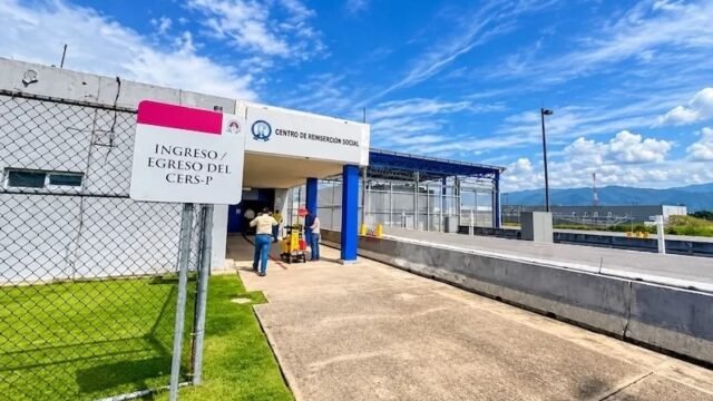 Trasladan a 100 reos de alta peligrosidad al penal federal de Villa Comaltitlán