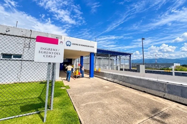 Trasladan a 100 reos de alta peligrosidad al penal federal de Villa Comaltitlán
