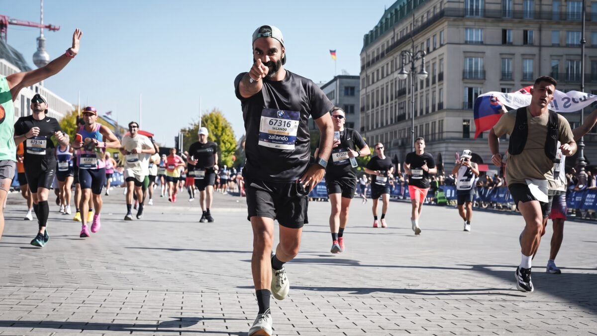 Tuxtleco Samuel León impone récord personal en Maratón de Berlín y apunta a Londres