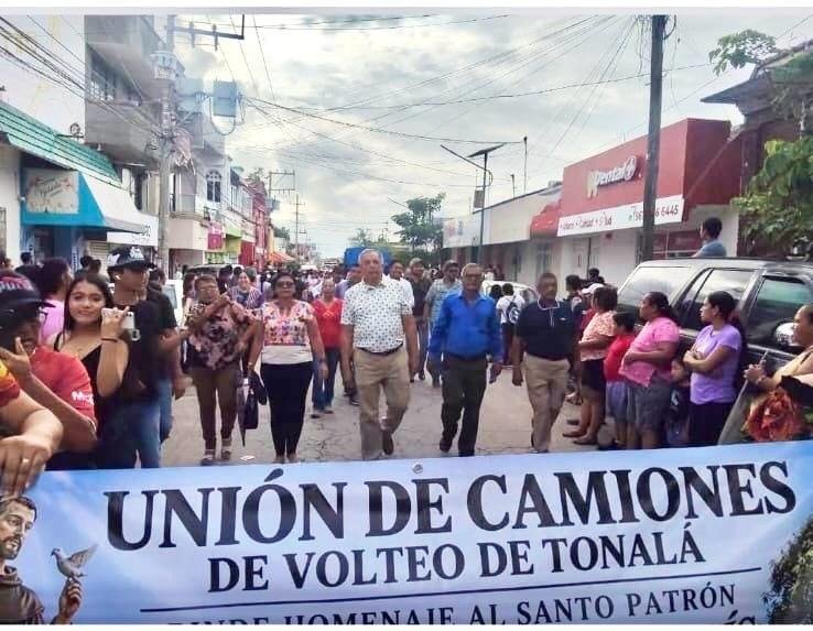 Unión de Camiones de Volteo realiza desfile y ofrenda a Tata Chico en Tonalá