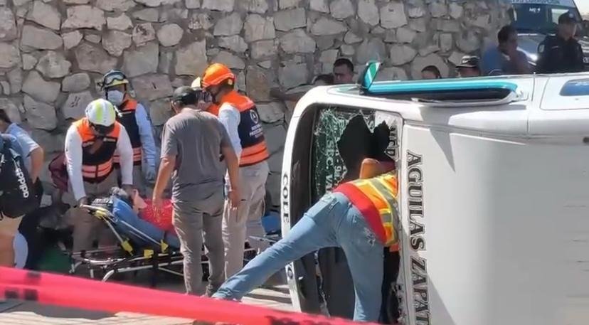 Volcadura de colectivo en la colonia 24 de Junio deja más de ocho lesionados en Tuxtla