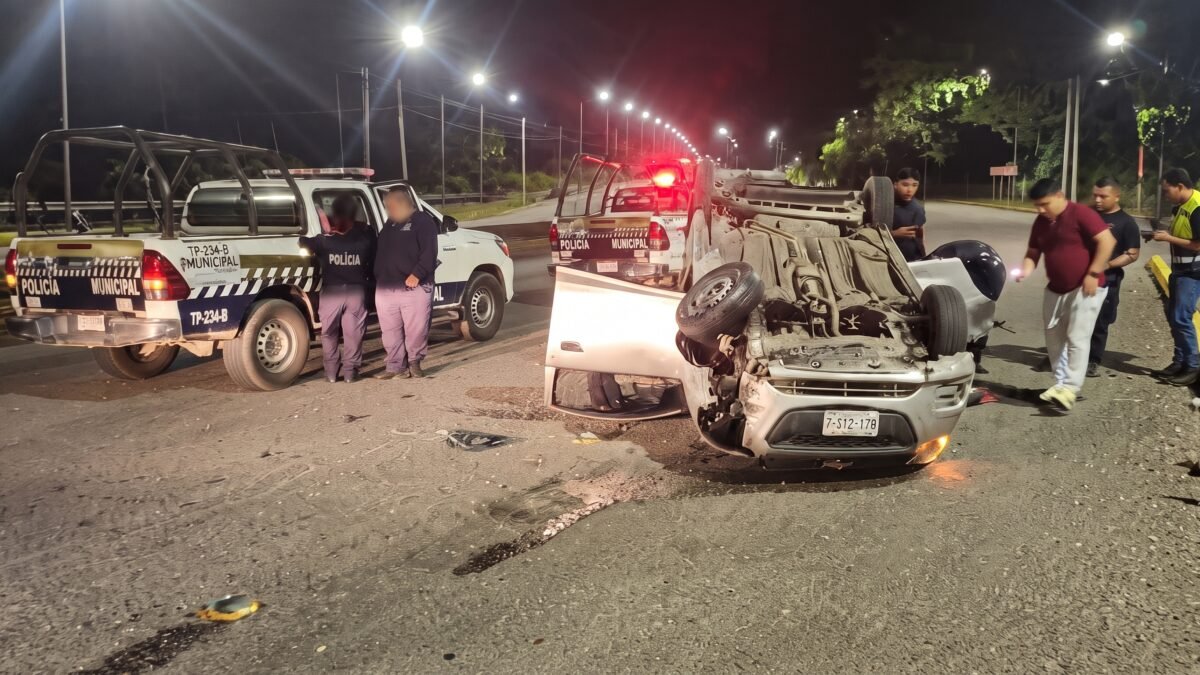 Vuelca automóvil en carretera Tapachula-Huixtla y deja un lesionado grave