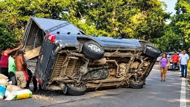 Vuelca camioneta con maíz en tramo Palenque-Chancalá Zapote; conductor huye