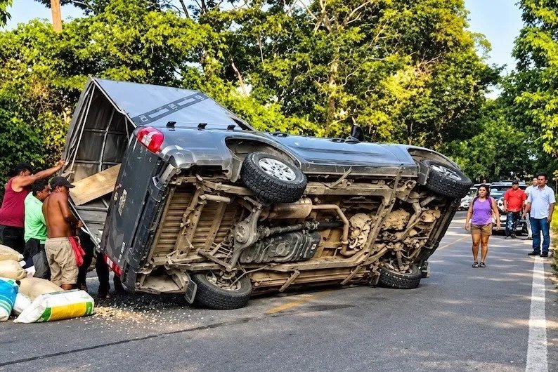 Vuelca camioneta con maíz en tramo Palenque-Chancalá Zapote; conductor huye