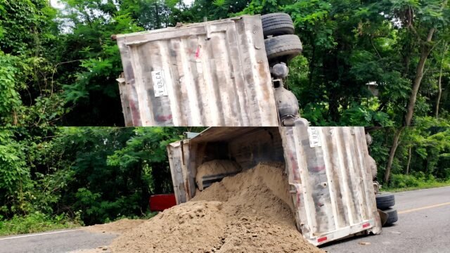Vuelca volteo cargado de arena en la carretera Palenque-Benemérito en Palenque