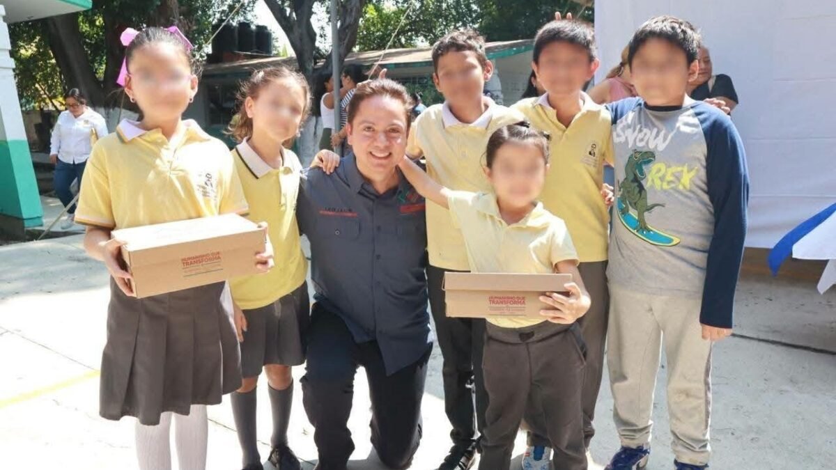 A paso firme en Tuxtla: Leonardo León entrega calzado deportivo a niños de primaria