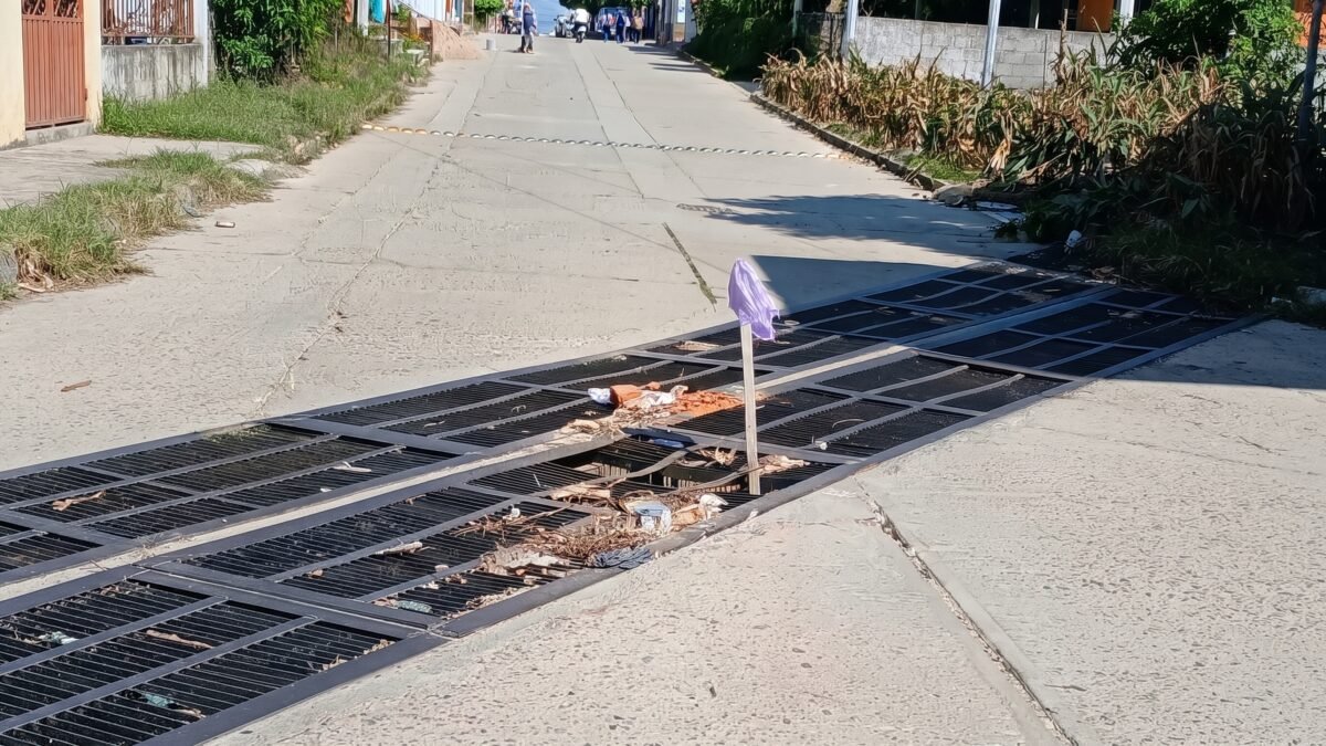 Abandonadas y destrozadas: acusan al alcalde de Villacorzo de dejar caer calles y alcantarillas