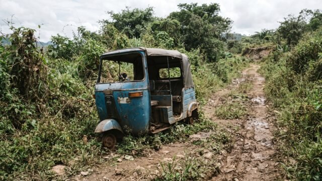 Abandonan mototaxi desmantelado en camino rural de Ocozocoautla