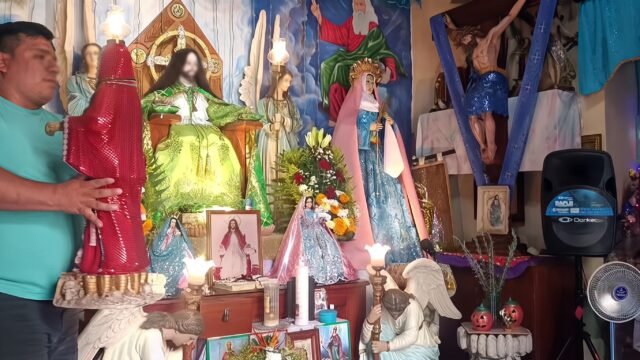 Abren su casa en Chiapa de Corzo para mostrar a la “niña blanca” entre flores y veladoras