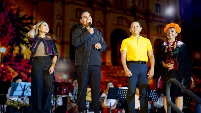 Abren verbena de muertos en la Fiscalía: Eduardo Ramírez y Llaven inauguran altares y luces