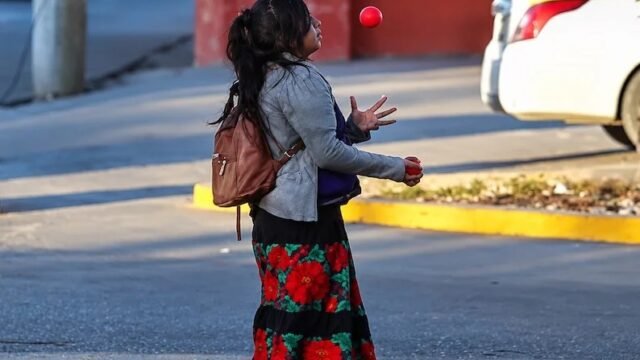 Acusan a familias chiapanecas de llevar niños a pedir dinero en cruceros de Saltillo