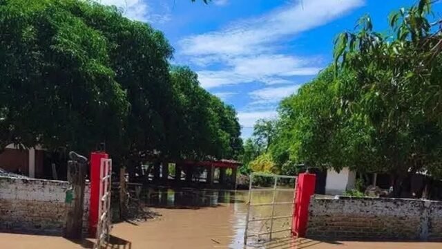 Aguas negras invaden casas y terrenos en Tonalá: vecinos temen otro desborde del dique