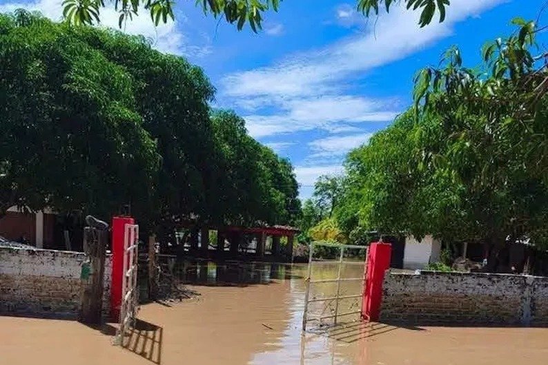 Aguas negras invaden casas y terrenos en Tonalá: vecinos temen otro desborde del dique